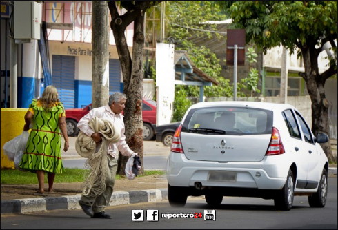 juan-perez-de-la-aldea-de-mariusa-vende-chinchorros-en-las-calles-de-boa-vista